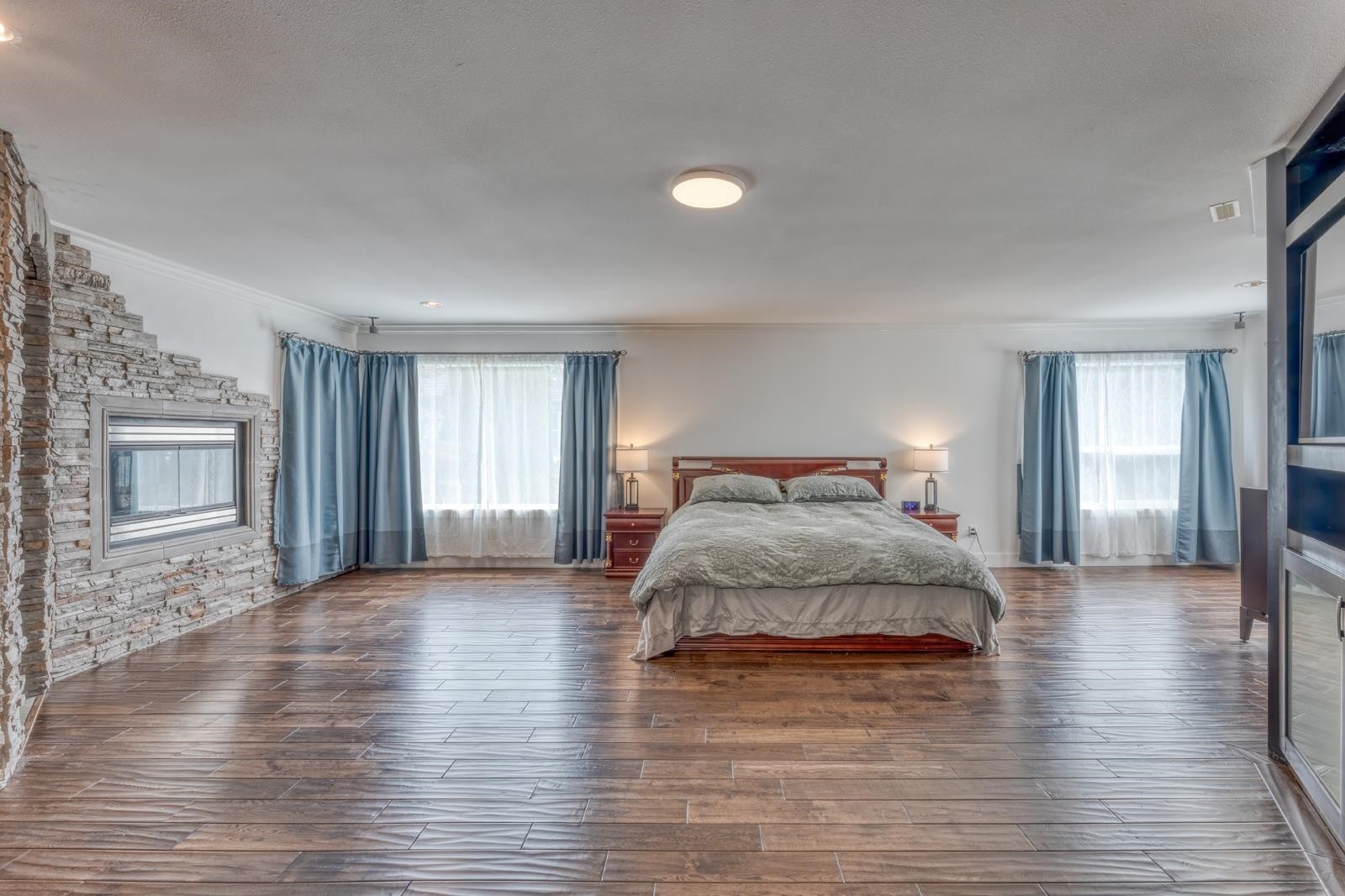 3067 Plateau Boulevard, Coquitlam, BC - Indoor Photo Showing Bedroom