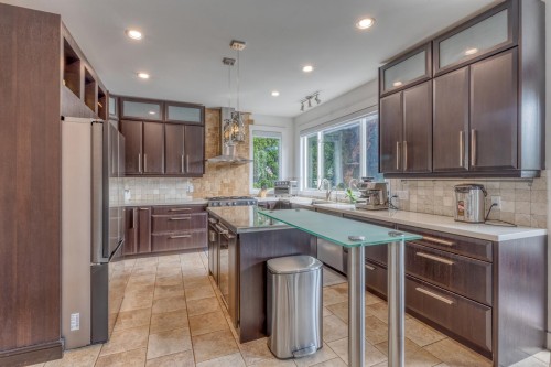 3067 Plateau Boulevard, Coquitlam, BC - Indoor Photo Showing Kitchen With Upgraded Kitchen