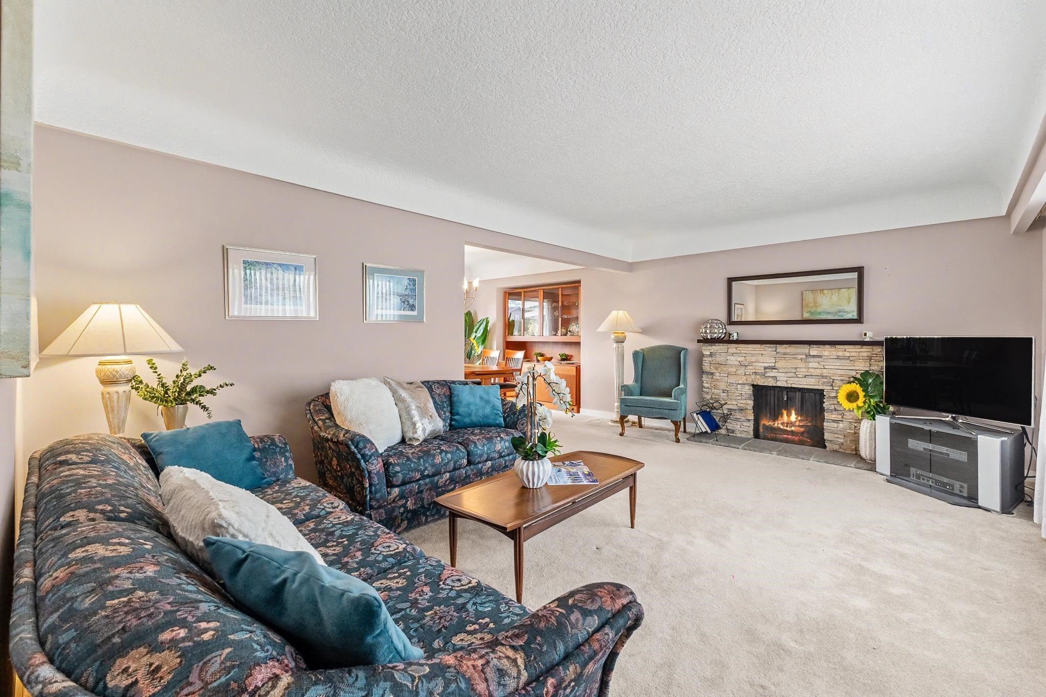 4830 Southlawn Drive, Burnaby, BC - Indoor Photo Showing Living Room With Fireplace