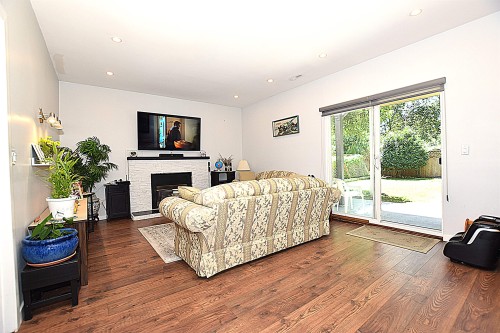 2904 Tatla Place, Coquitlam, BC - Indoor Photo Showing Living Room With Fireplace