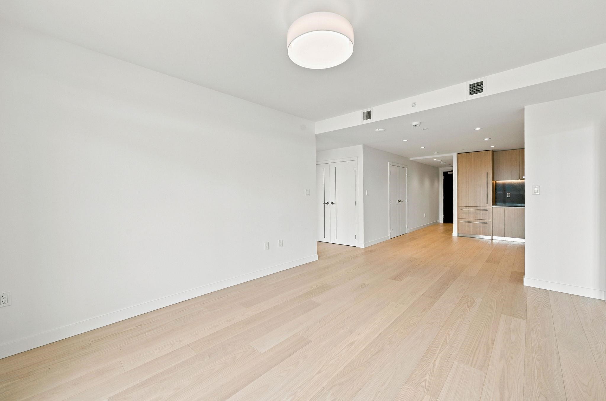301-785 Harbour Way, North Vancouver, BC - Indoor Photo Showing Other Room