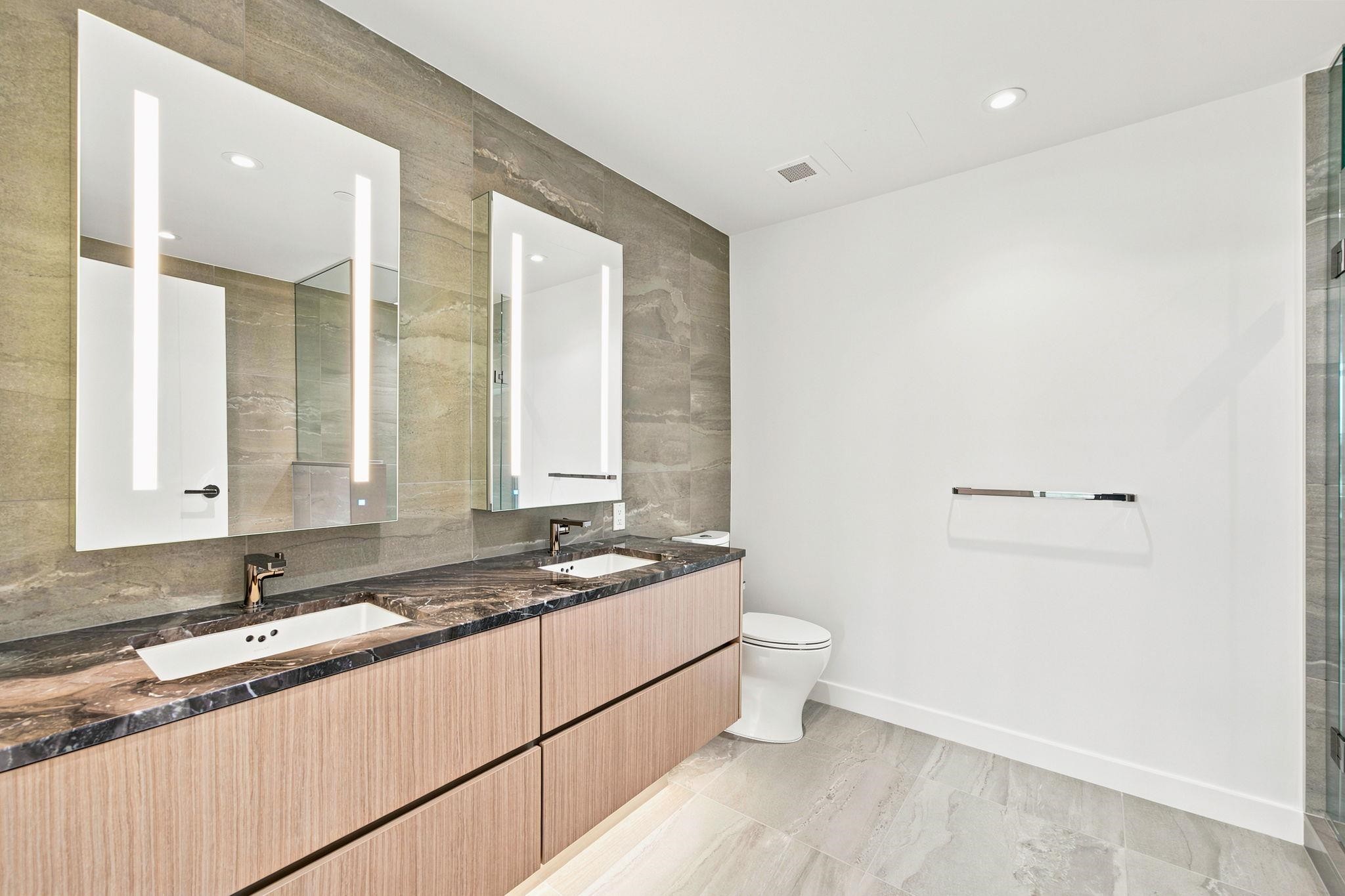 301-785 Harbour Way, North Vancouver, BC - Indoor Photo Showing Bathroom