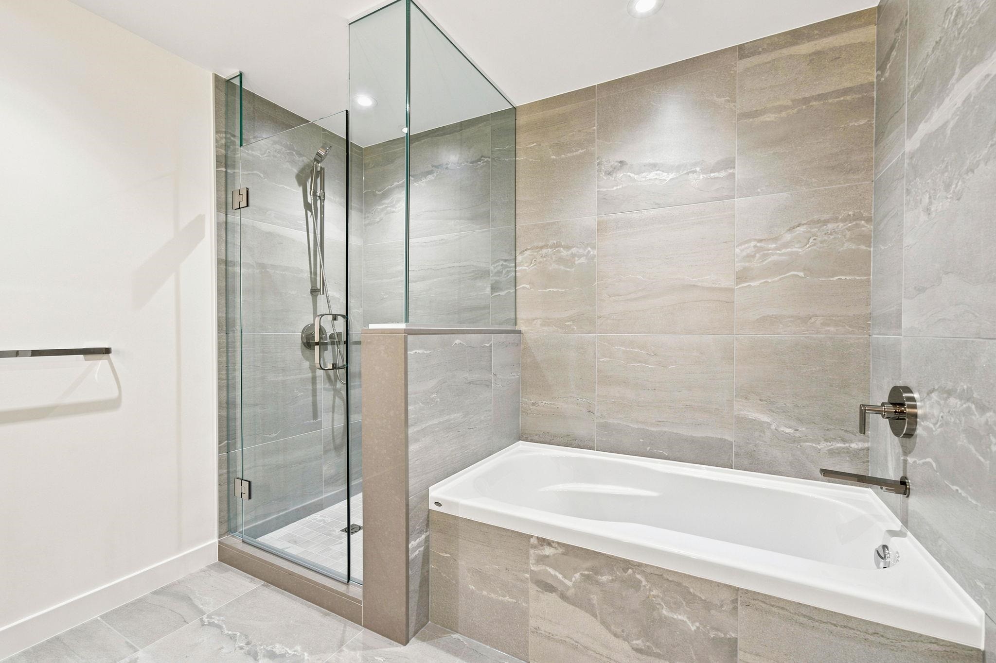301-785 Harbour Way, North Vancouver, BC - Indoor Photo Showing Bathroom