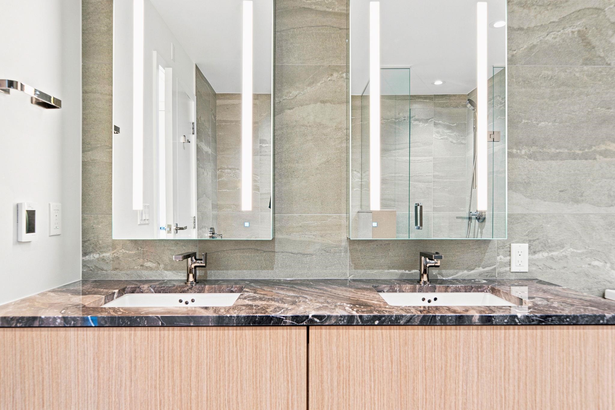 301-785 Harbour Way, North Vancouver, BC - Indoor Photo Showing Bathroom