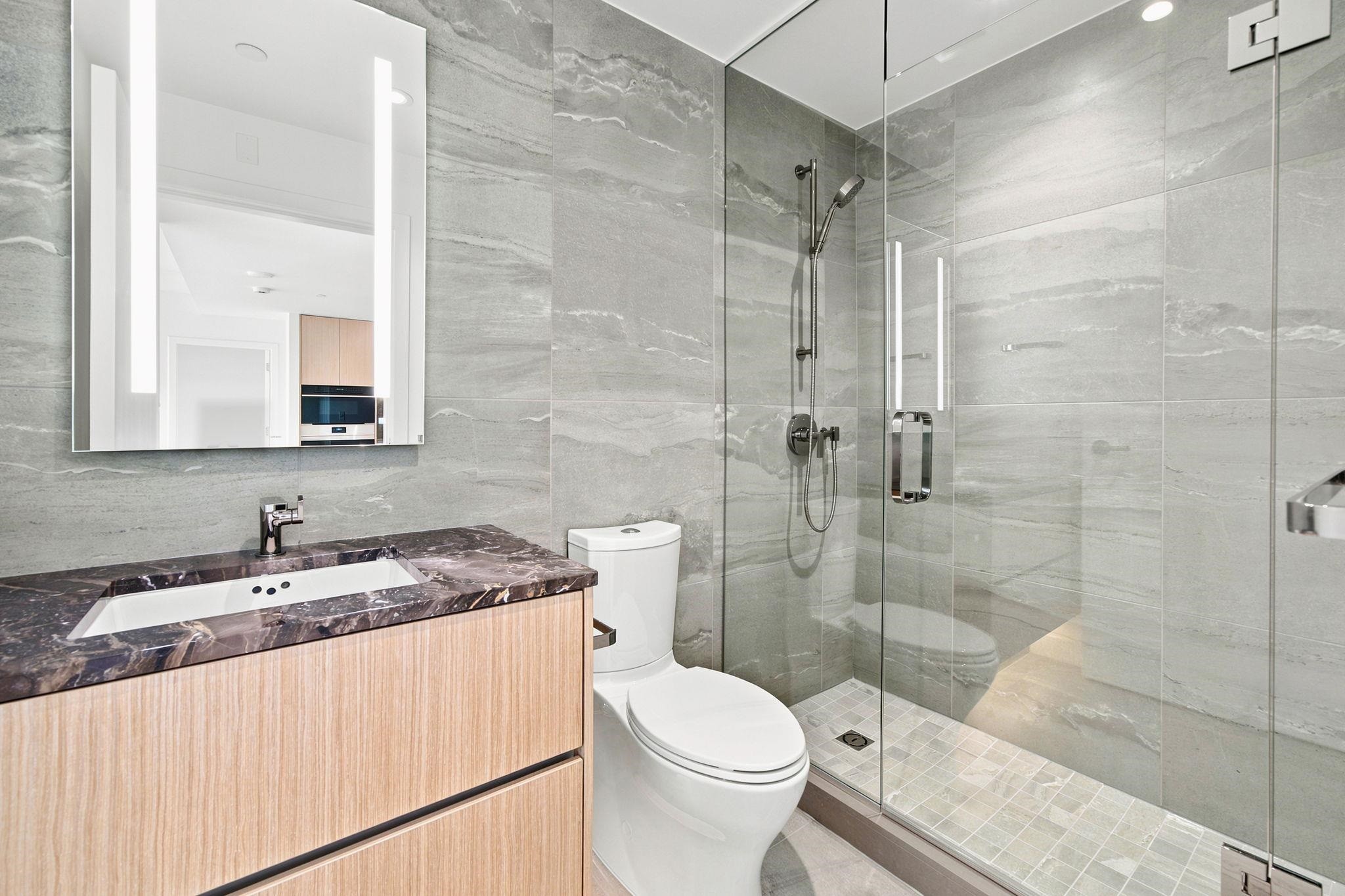 301-785 Harbour Way, North Vancouver, BC - Indoor Photo Showing Bathroom