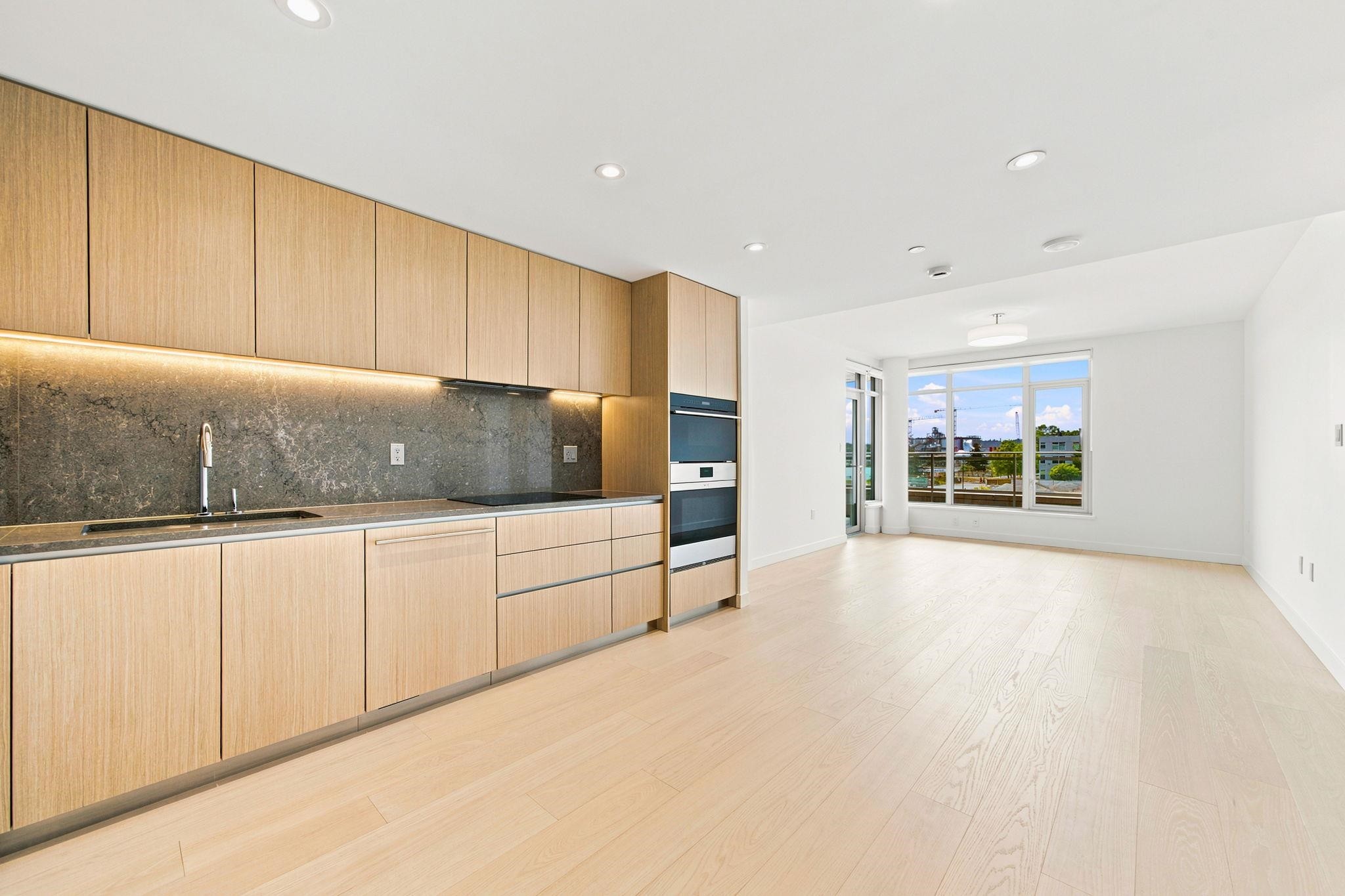 301-785 Harbour Way, North Vancouver, BC - Indoor Photo Showing Kitchen