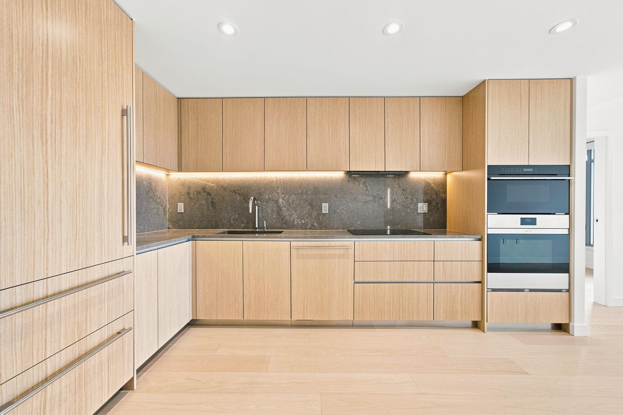 301-785 Harbour Way, North Vancouver, BC - Indoor Photo Showing Kitchen