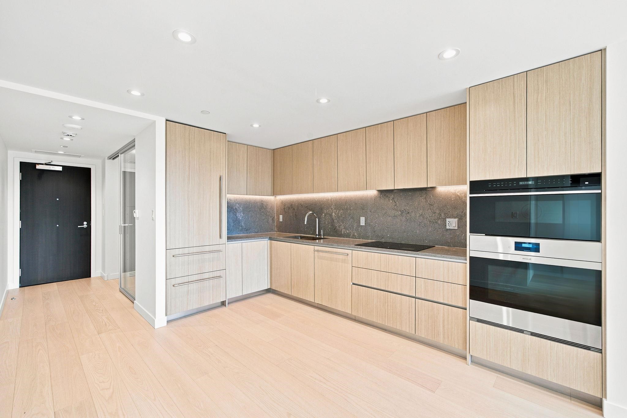 301-785 Harbour Way, North Vancouver, BC - Indoor Photo Showing Kitchen