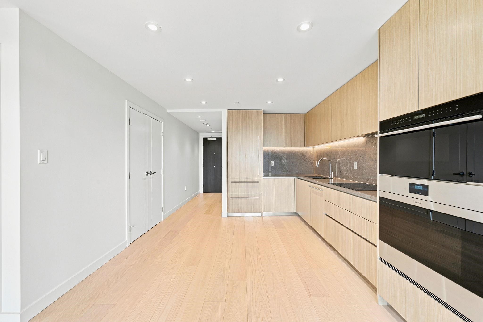 301-785 Harbour Way, North Vancouver, BC - Indoor Photo Showing Kitchen