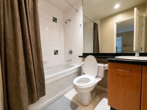 22** 12Th Avenue W, Vancouver, BC - Indoor Photo Showing Bathroom