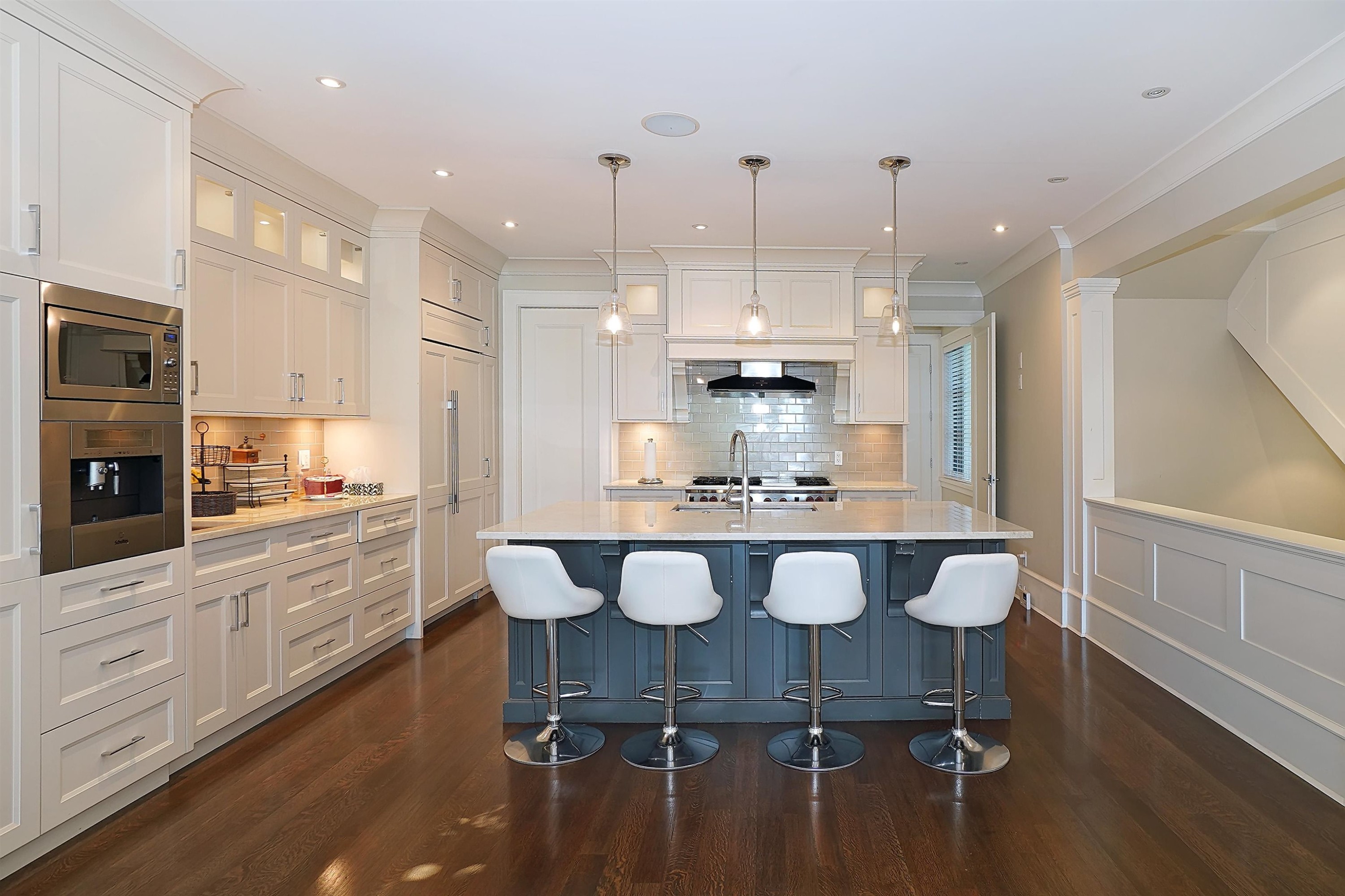2920 Mathers Avenue, West Vancouver, BC - Indoor Photo Showing Kitchen With Upgraded Kitchen