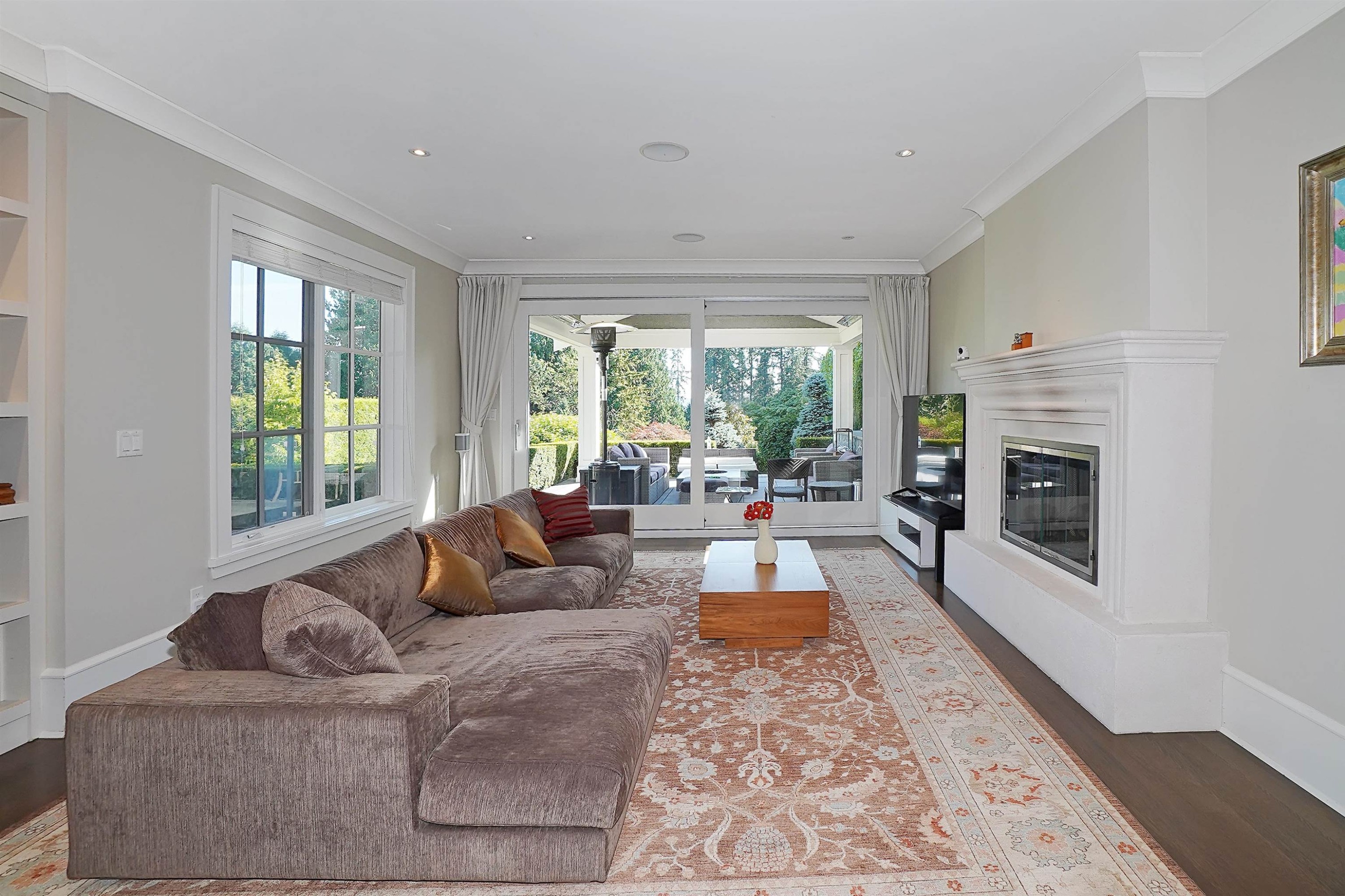 2920 Mathers Avenue, West Vancouver, BC - Indoor Photo Showing Living Room With Fireplace