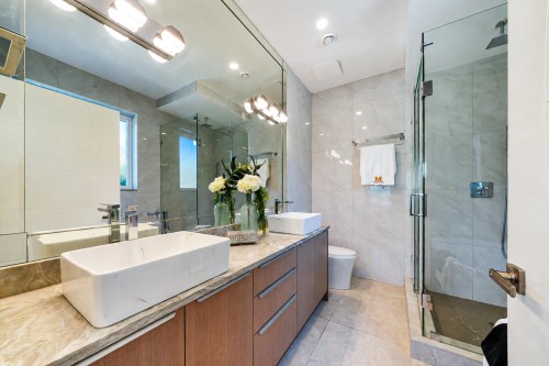 6576 Yew Street, Vancouver, BC - Indoor Photo Showing Bathroom