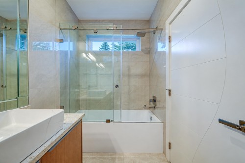 6576 Yew Street, Vancouver, BC - Indoor Photo Showing Bathroom