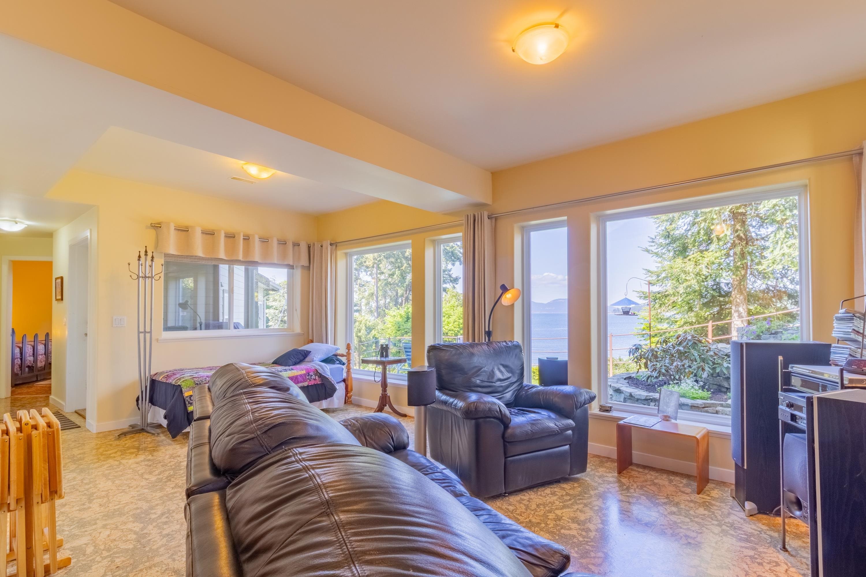 1602 Chart Drive, Pender Island, BC - Indoor Photo Showing Living Room