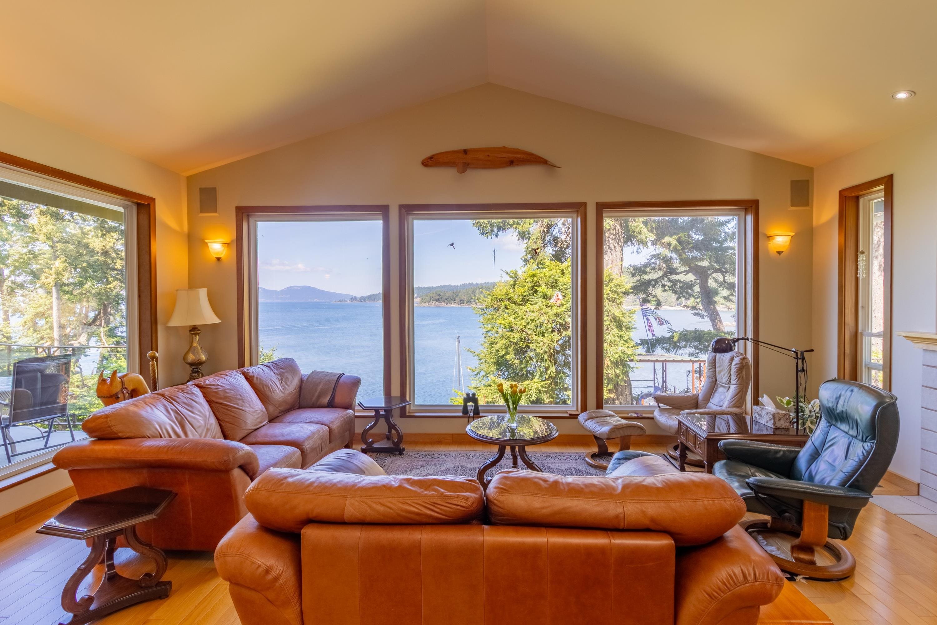 1602 Chart Drive, Pender Island, BC - Indoor Photo Showing Living Room
