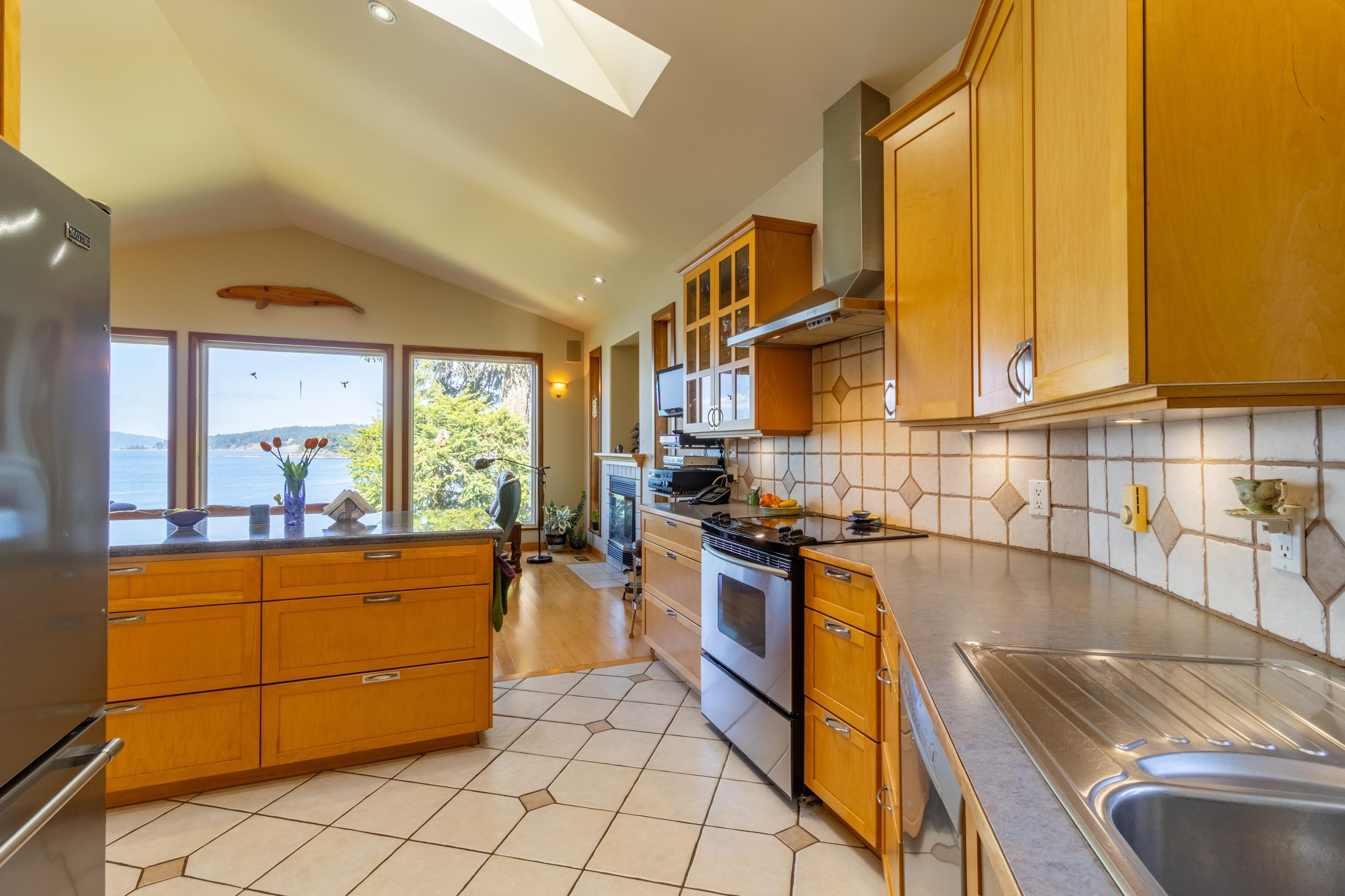 1602 Chart Drive, Pender Island, BC - Indoor Photo Showing Kitchen