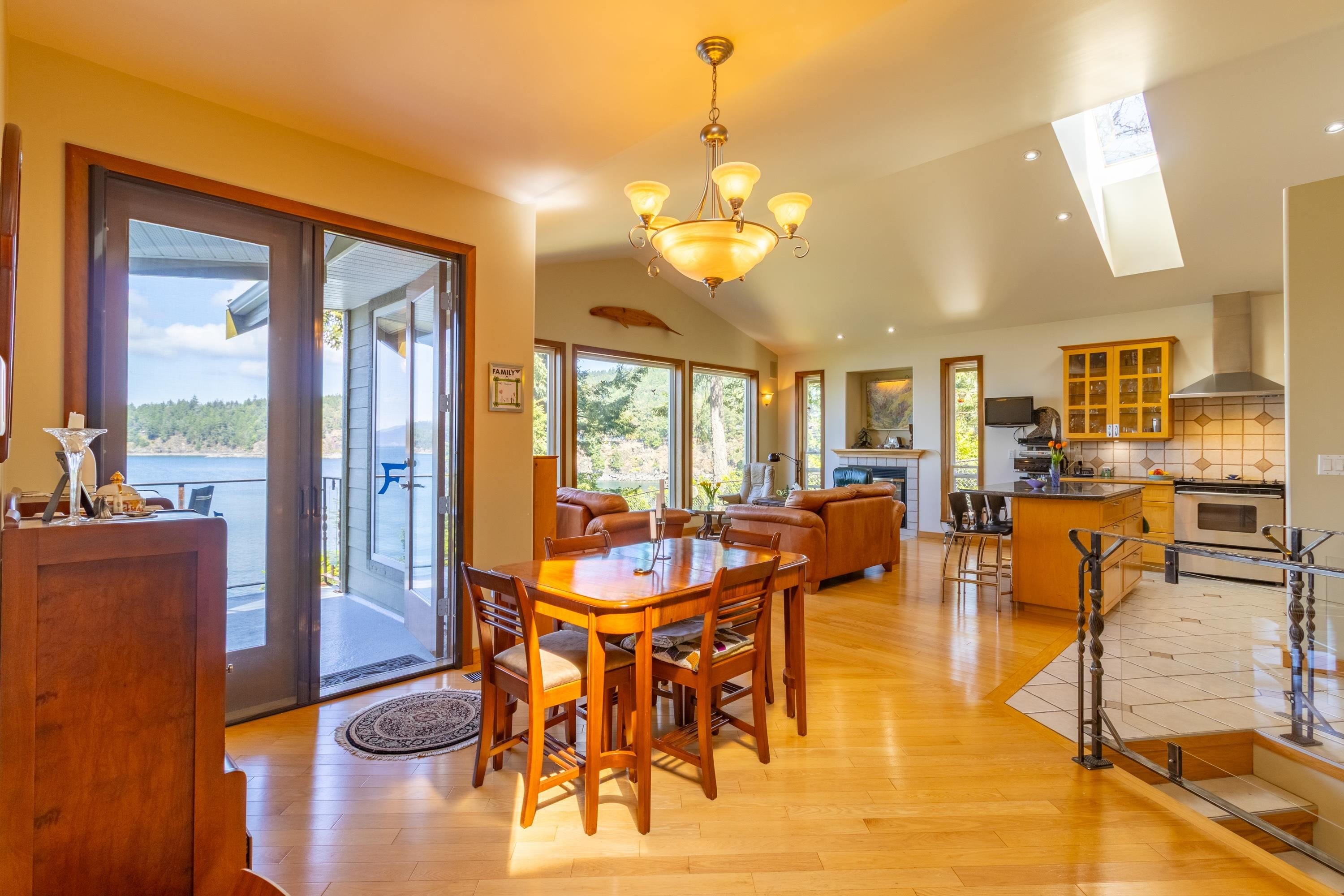 1602 Chart Drive, Pender Island, BC - Indoor Photo Showing Dining Room