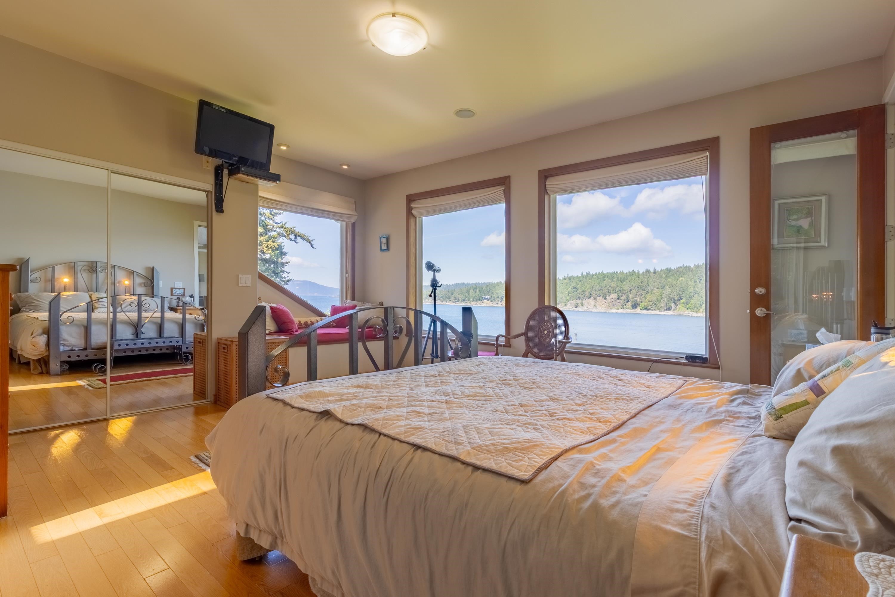 1602 Chart Drive, Pender Island, BC - Indoor Photo Showing Bedroom