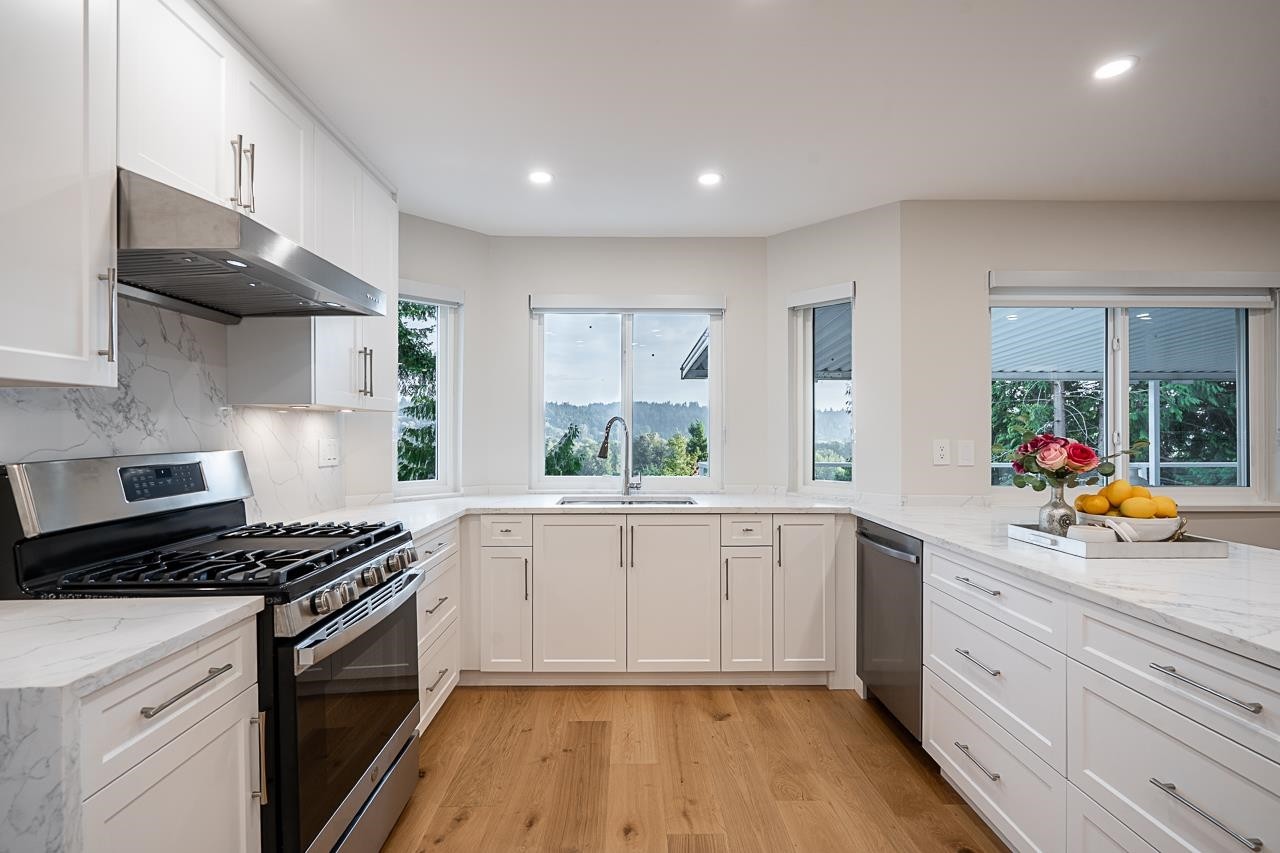 2824 Nash Drive, Coquitlam, BC - Indoor Photo Showing Kitchen With Double Sink With Upgraded Kitchen