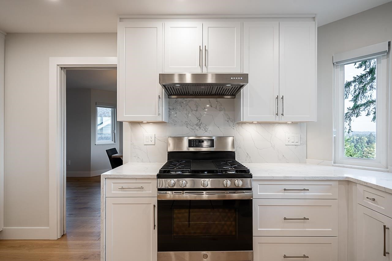 2824 Nash Drive, Coquitlam, BC - Indoor Photo Showing Kitchen