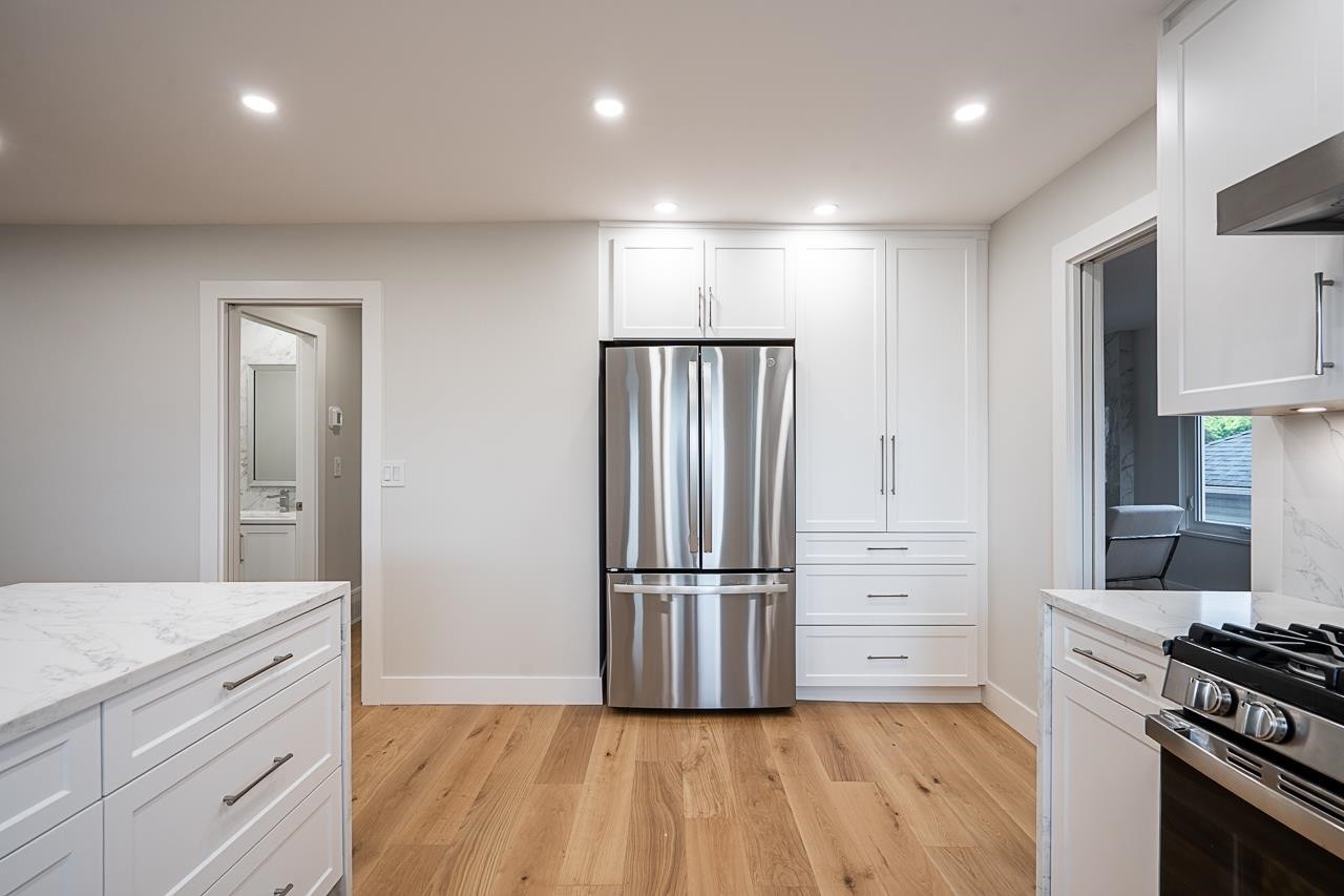 2824 Nash Drive, Coquitlam, BC - Indoor Photo Showing Kitchen