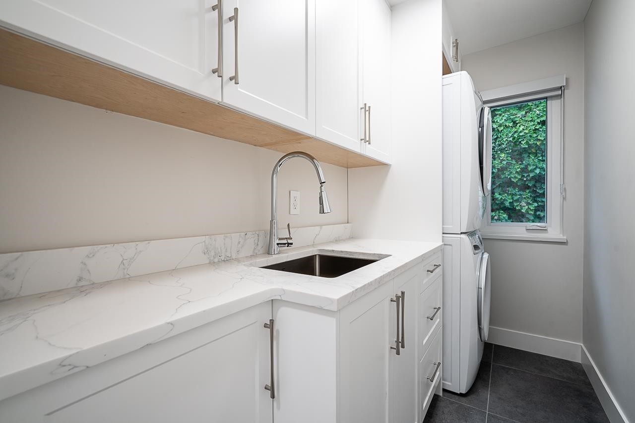 2824 Nash Drive, Coquitlam, BC - Indoor Photo Showing Kitchen