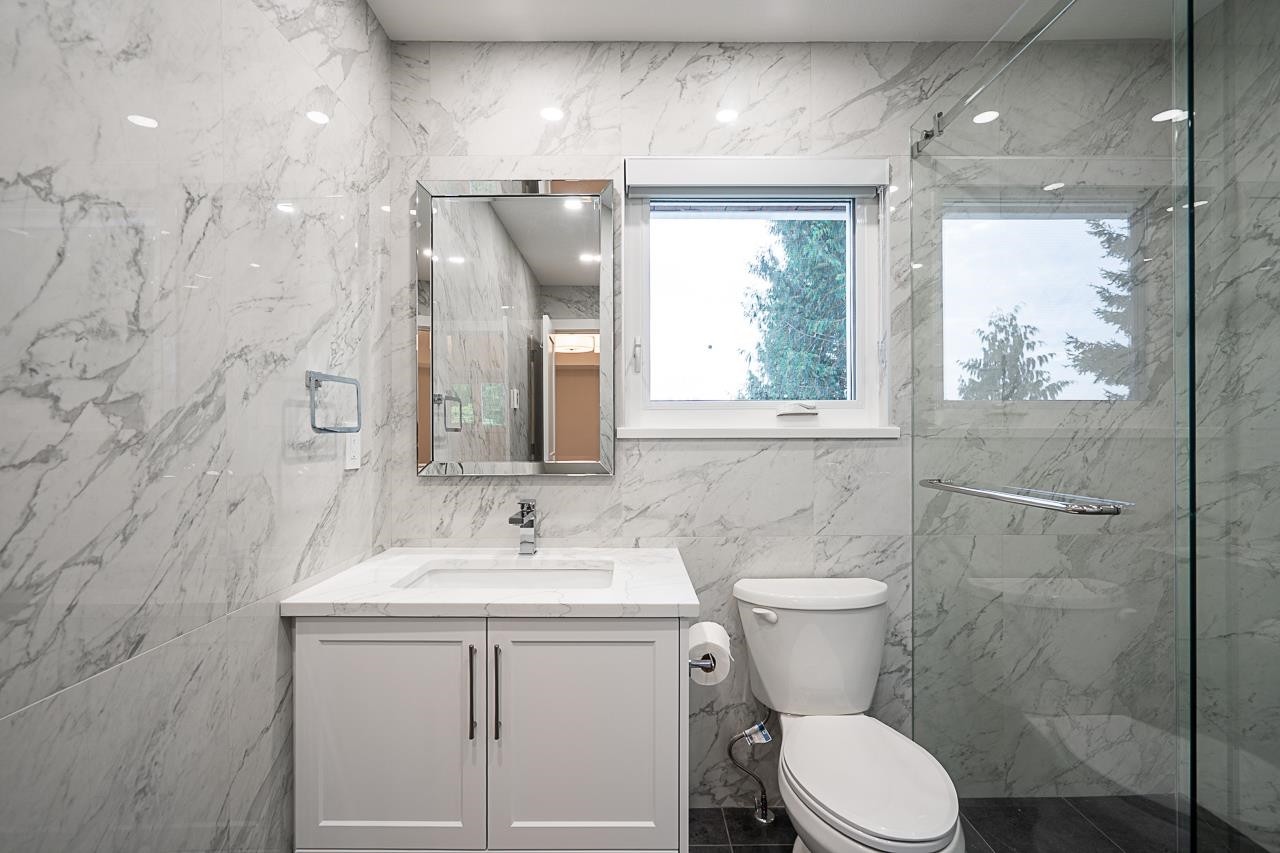 2824 Nash Drive, Coquitlam, BC - Indoor Photo Showing Bathroom