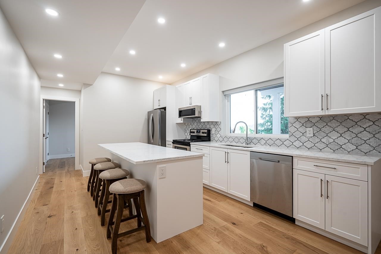 2824 Nash Drive, Coquitlam, BC - Indoor Photo Showing Kitchen With Upgraded Kitchen