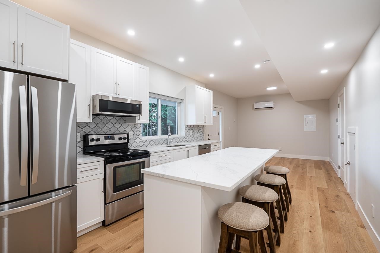 2824 Nash Drive, Coquitlam, BC - Indoor Photo Showing Kitchen With Upgraded Kitchen