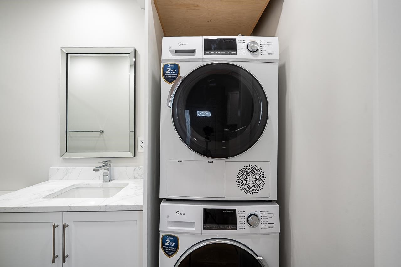 2824 Nash Drive, Coquitlam, BC - Indoor Photo Showing Laundry Room