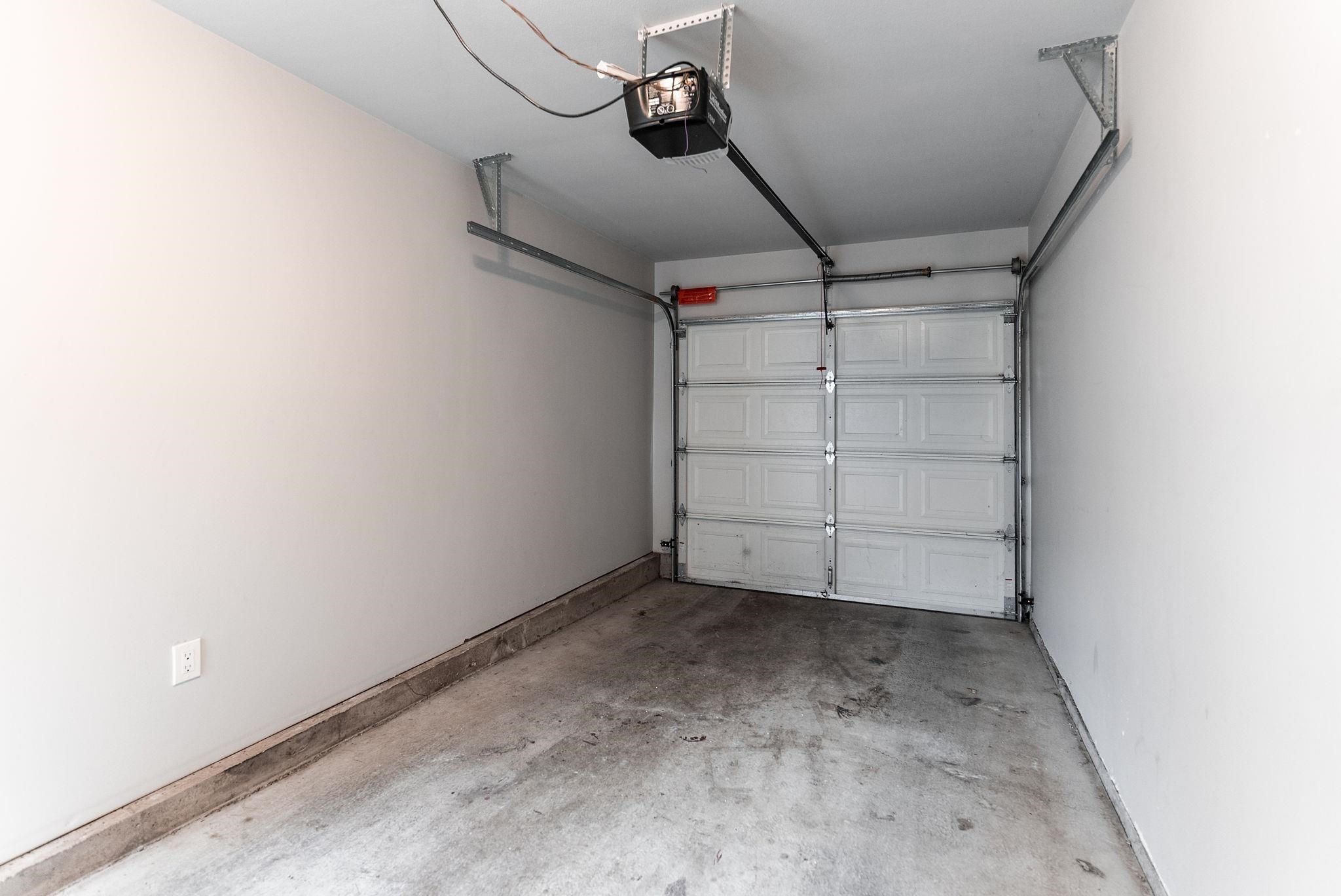 2139 Triumph Street, Vancouver, BC - Indoor Photo Showing Garage