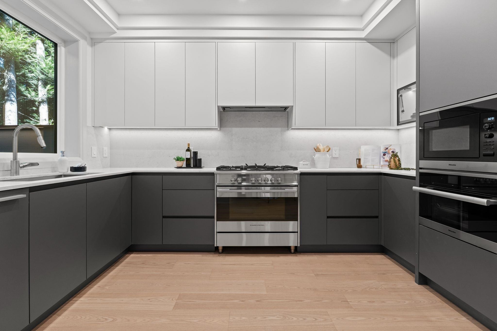 3-1491 Devonshire Crescent, Vancouver, BC - Indoor Photo Showing Kitchen With Upgraded Kitchen