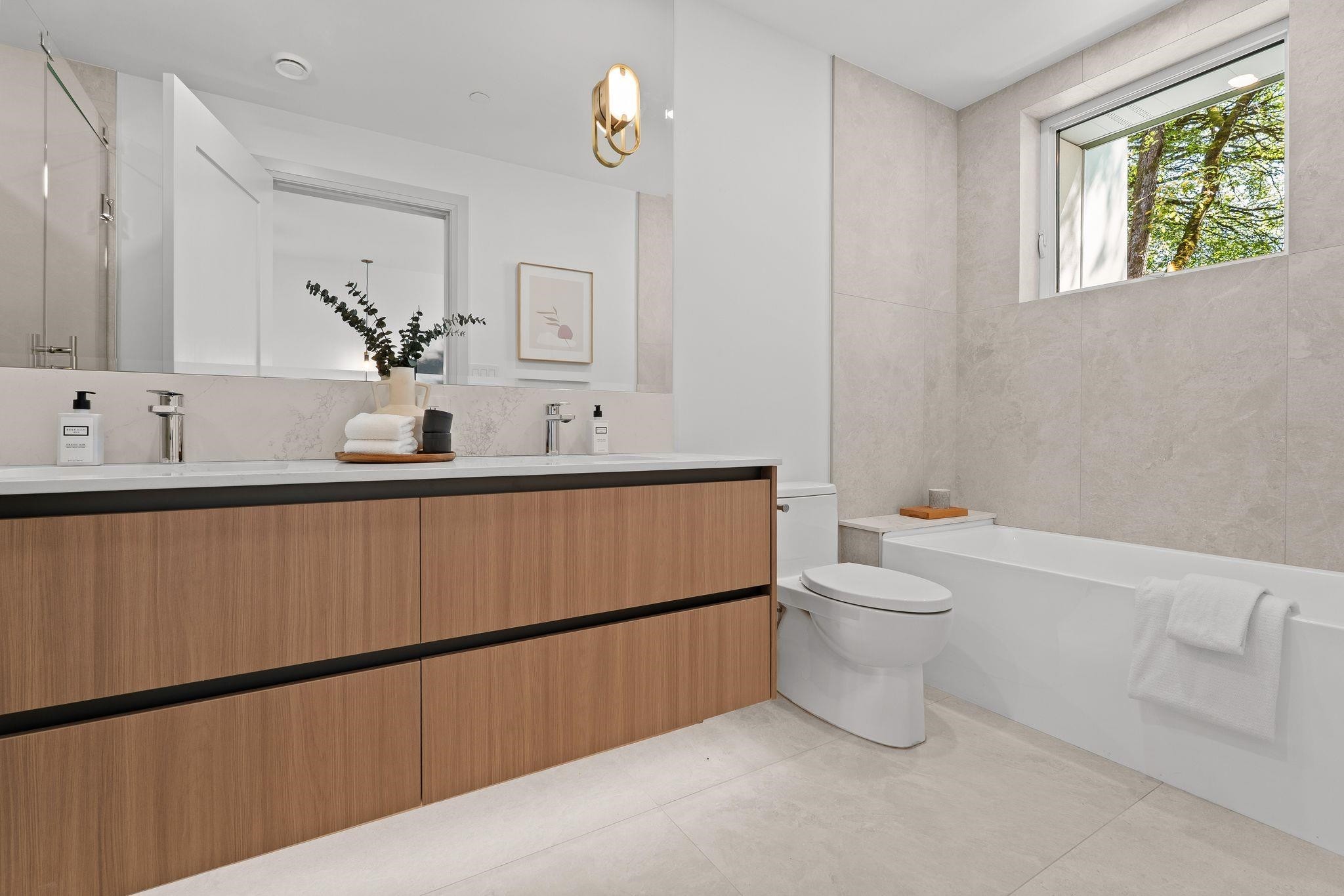3-1491 Devonshire Crescent, Vancouver, BC - Indoor Photo Showing Bathroom