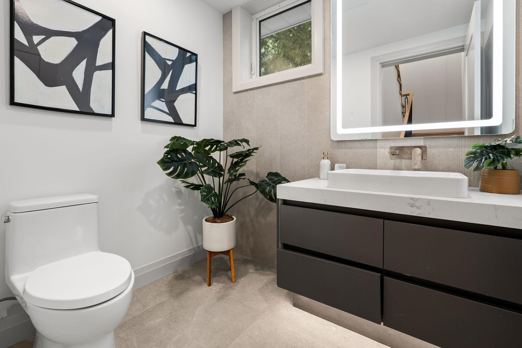 4-1491 Devonshire Crescent, Vancouver, BC - Indoor Photo Showing Bathroom