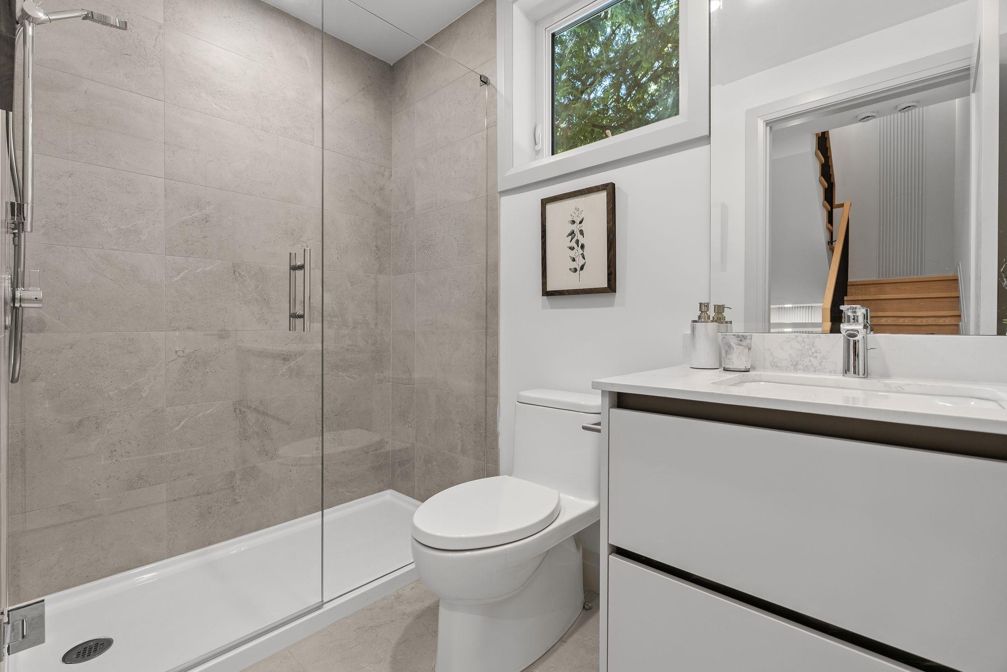 4-1491 Devonshire Crescent, Vancouver, BC - Indoor Photo Showing Bathroom