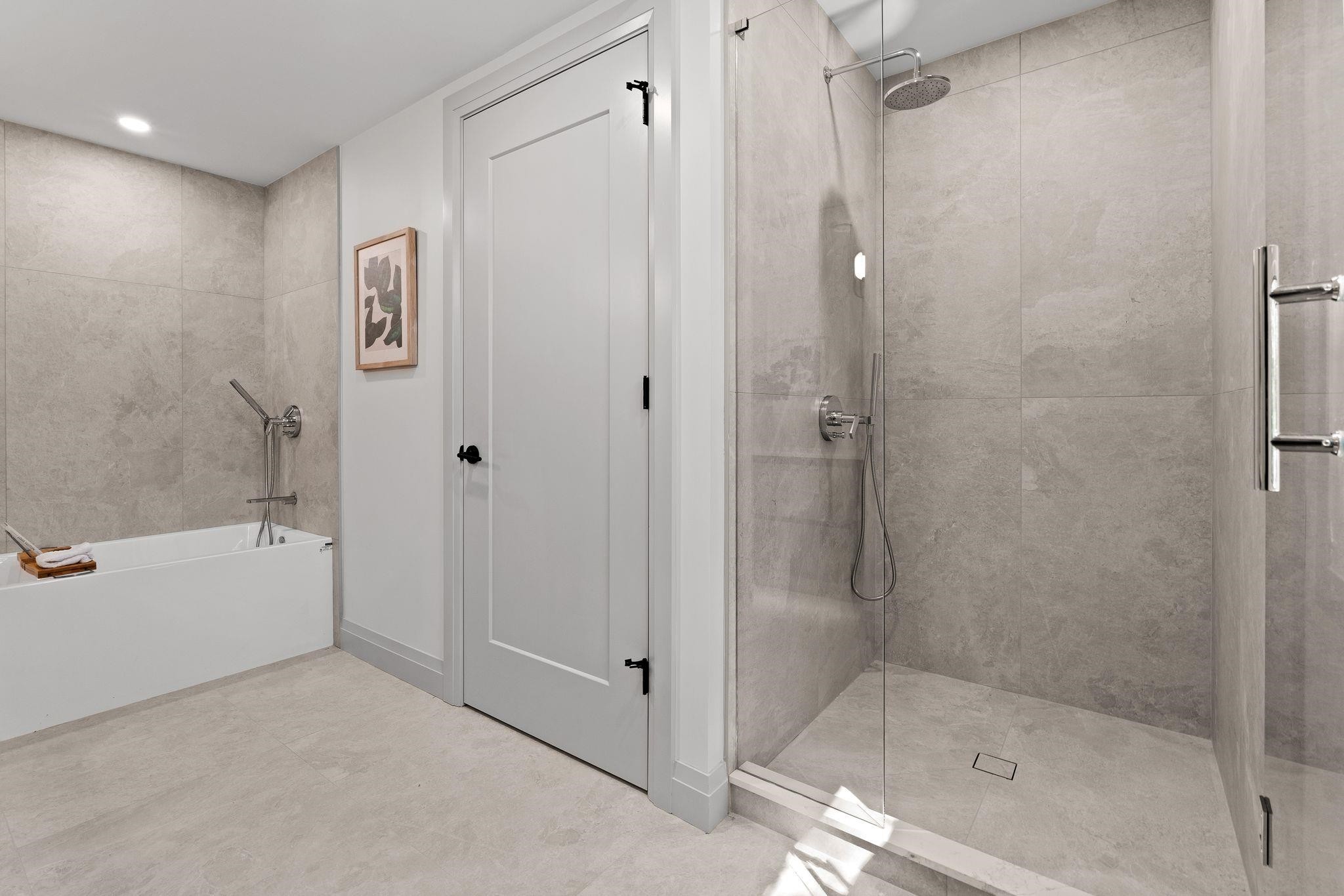4-1491 Devonshire Crescent, Vancouver, BC - Indoor Photo Showing Bathroom