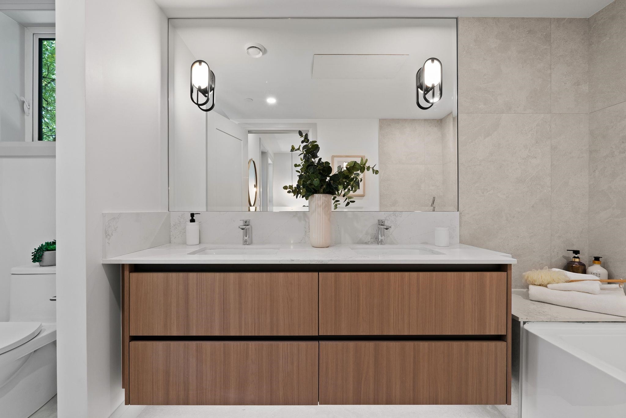 4-1491 Devonshire Crescent, Vancouver, BC - Indoor Photo Showing Bathroom