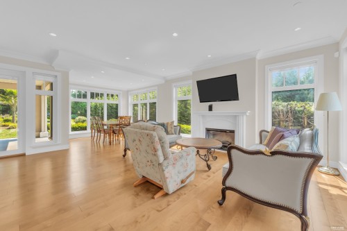 920 3Rd Street, West Vancouver, BC - Indoor Photo Showing Living Room With Fireplace