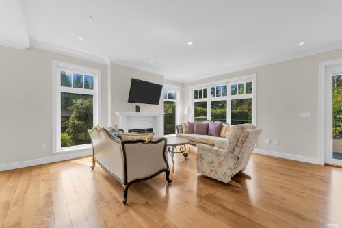 920 3Rd Street, West Vancouver, BC - Indoor Photo Showing Living Room