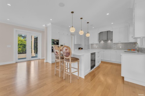 920 3Rd Street, West Vancouver, BC - Indoor Photo Showing Kitchen With Upgraded Kitchen