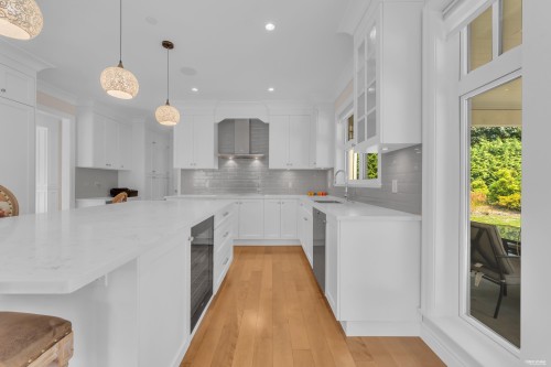 920 3Rd Street, West Vancouver, BC - Indoor Photo Showing Kitchen With Upgraded Kitchen