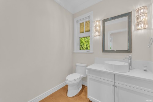 920 3Rd Street, West Vancouver, BC - Indoor Photo Showing Bathroom