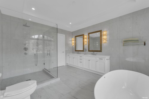 920 3Rd Street, West Vancouver, BC - Indoor Photo Showing Bathroom