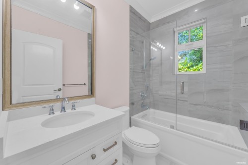 920 3Rd Street, West Vancouver, BC - Indoor Photo Showing Bathroom