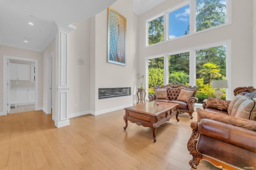 920 3Rd Street, West Vancouver, BC - Indoor Photo Showing Living Room