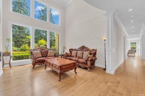 920 3Rd Street, West Vancouver, BC - Indoor Photo Showing Living Room