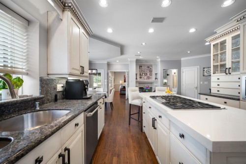 414 Walker Street, Coquitlam, BC - Indoor Photo Showing Kitchen With Upgraded Kitchen