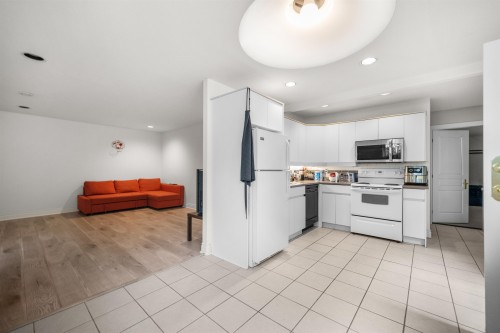 414 Walker Street, Coquitlam, BC - Indoor Photo Showing Kitchen