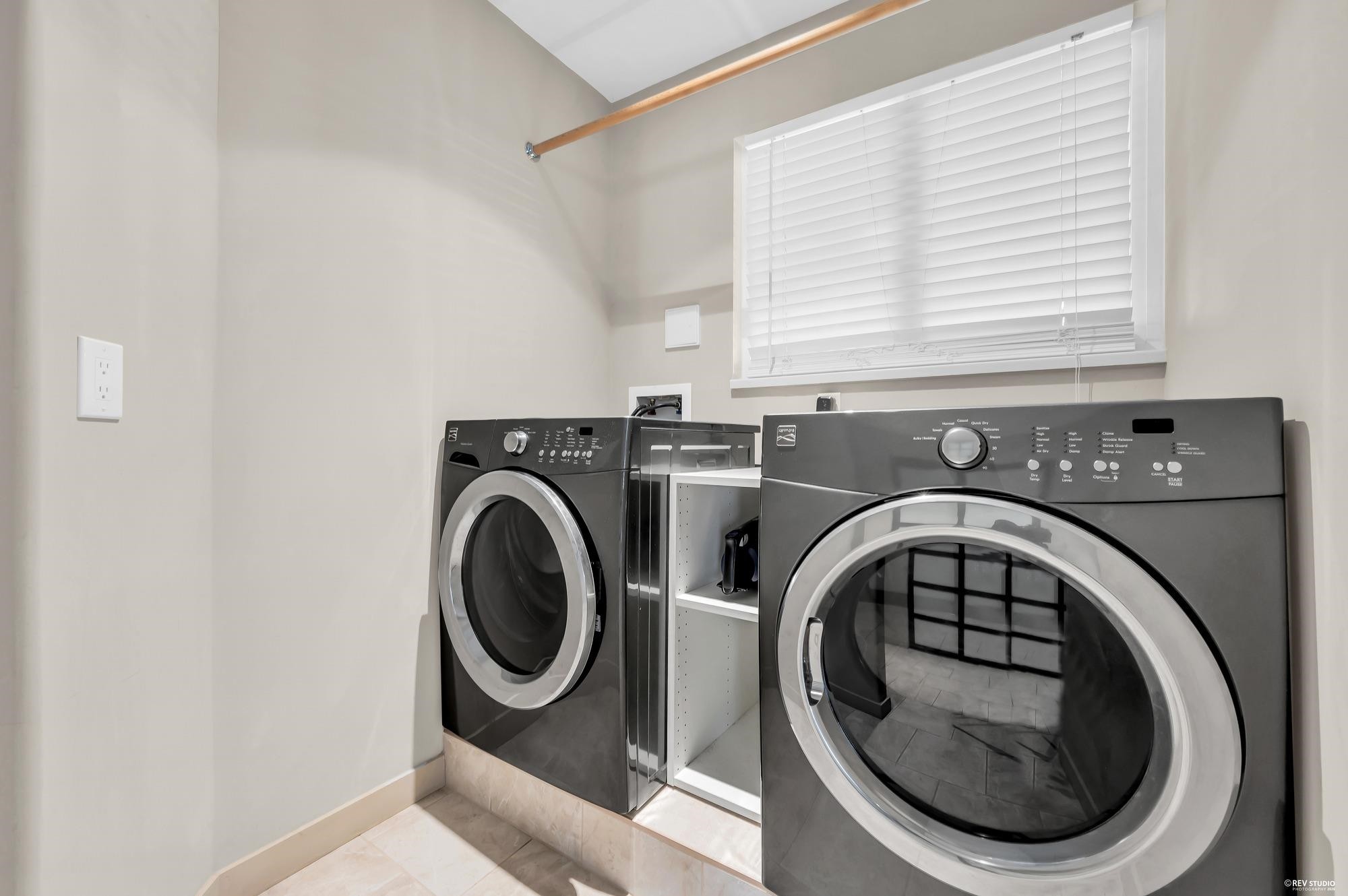 23271 Westminster Highway, Richmond, BC - Indoor Photo Showing Laundry Room